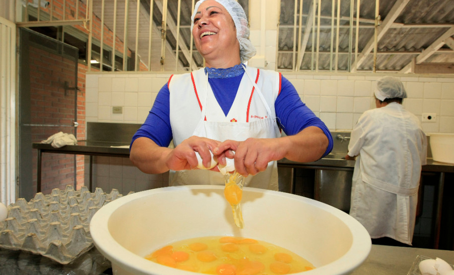 Para a cozinheira Cleusa Almeida Souza, os ovos contribuem para manter a variedade dos pratos servidos diariamente aos 147 alunos que estudam em regime de internato no Centro Estadual de Educação Profissional (CEEP) Newton Freire Maia, em Pinhais, na Região Metropolitana de Curitiba. “São adolescentes com bastante energia que precisam de uma alimentação variada e reforçada. Por isso pensamos sempre em alimentos mais nutritivos”, disse Cleusa, que trabalha no CEEP há quatro anos.