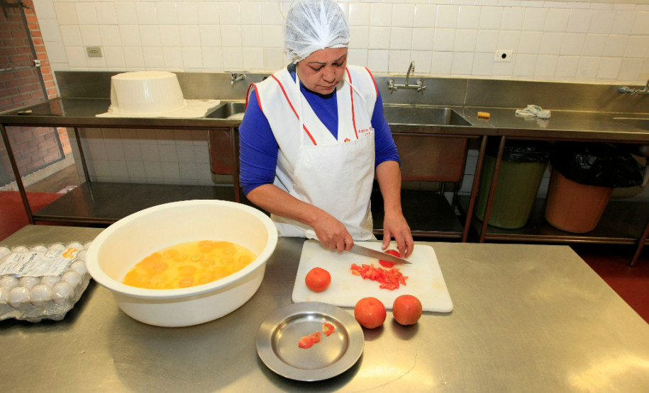 Para a cozinheira Cleusa Almeida Souza, os ovos contribuem para manter a variedade dos pratos servidos diariamente aos 147 alunos que estudam em regime de internato no Centro Estadual de Educação Profissional (CEEP) Newton Freire Maia, em Pinhais, na Região Metropolitana de Curitiba. “São adolescentes com bastante energia que precisam de uma alimentação variada e reforçada. Por isso pensamos sempre em alimentos mais nutritivos”, disse Cleusa, que trabalha no CEEP há quatro anos.