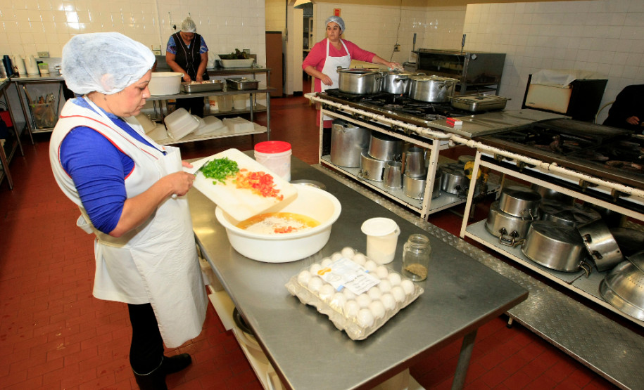 Para a cozinheira Cleusa Almeida Souza, os ovos contribuem para manter a variedade dos pratos servidos diariamente aos 147 alunos que estudam em regime de internato no Centro Estadual de Educação Profissional (CEEP) Newton Freire Maia, em Pinhais, na Região Metropolitana de Curitiba. “São adolescentes com bastante energia que precisam de uma alimentação variada e reforçada. Por isso pensamos sempre em alimentos mais nutritivos”, disse Cleusa, que trabalha no CEEP há quatro anos.