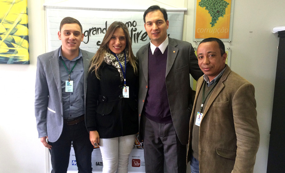 Representas da Assessoria Especial da Juventude (AEJ), que desenvolve ações do Governo do Estado, e o promotor de Justiça Eduardo Cambi se reuniram nesta terça-feira (31), na sede do Ministério Público do Paraná, em Curitiba. No encontro, foram abordados temas como a avaliação da Gincana da Cidadania, a segunda fase do projeto Geração Atitude e novas propostas para a juventude paranaense.