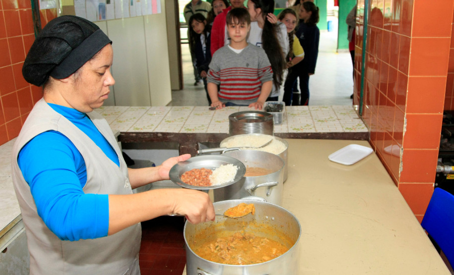 As escolas da rede estadual de ensino começaram a receber nesta semana cerca de 340 toneladas de carnes congeladas para a merenda escolar