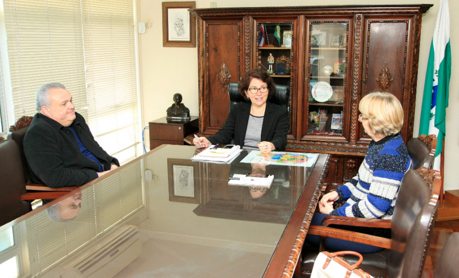 O chefe do Núcleo Regional de Educação de Guarapuava, Marlon Douglas Pires, e a assistente Dagmar Marcondes fizeram uma visita ao gabinete da secretária de Estado da Educação, professora Ana Seres, nesta quinta-feira (2) e explicaram que não está faltando merenda nas escolas da região