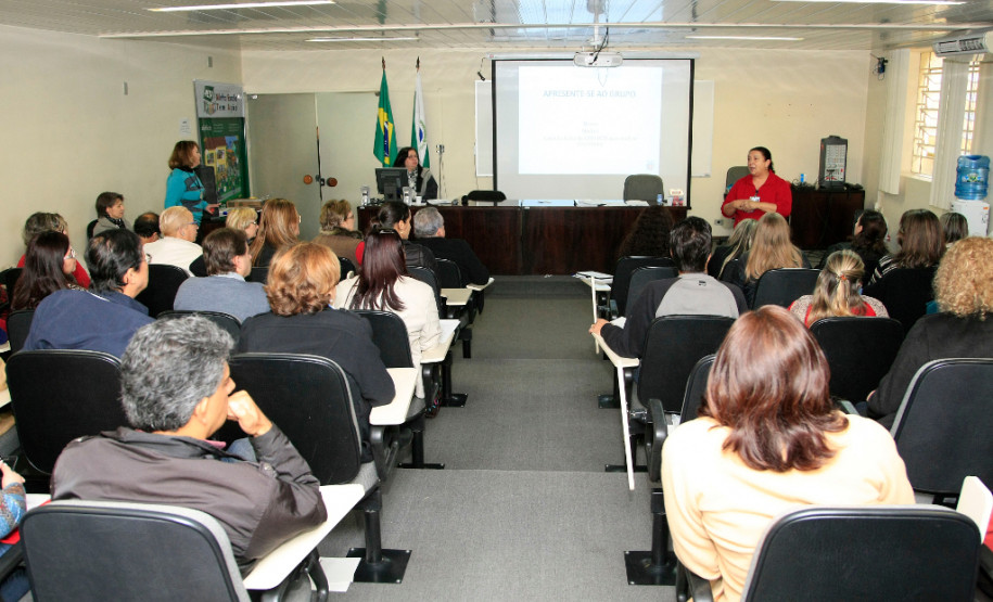 Os ouvidores dos 32 Núcleos Regionais de Educação do Paraná participaram, nesta quinta-feira (2), em Curitiba, de reunião técnica para orientação das atividades realizadas pela Ouvidoria. A capacitação aborda temas que vão permitir uma maior agilidade no atendimento dos processos para garantir a melhoria dos serviços prestados pelo departamento à sociedade.