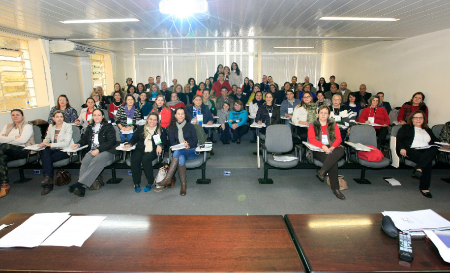 Os ouvidores dos 32 Núcleos Regionais de Educação do Paraná participaram, nesta quinta-feira (2), em Curitiba, de reunião técnica para orientação das atividades realizadas pela Ouvidoria. A capacitação aborda temas que vão permitir uma maior agilidade no atendimento dos processos para garantir a melhoria dos serviços prestados pelo departamento à sociedade.