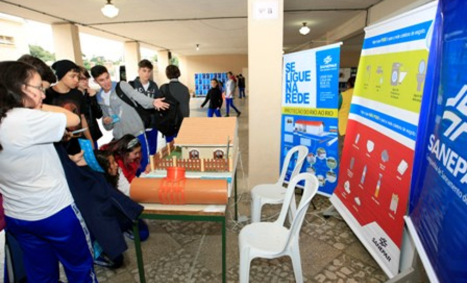 Mostra leva questões ambientais à comunidade escolar A mostra ambiental do Colégio Estadual do Paraná, realizada nesta quarta-feira (1º), em Curitiba, marcou com uma série de atividades em alusão ao Dia Mundial do Meio Ambiente, celebrado no próximo dia 5 de junho. O evento envolveu os cerca de cinco mil estudantes e professores e foi aberto à comunidade escolar. O objetivo foi fomentar discussões em torno do tema, com foco nas soluções e na sustentabilidade.