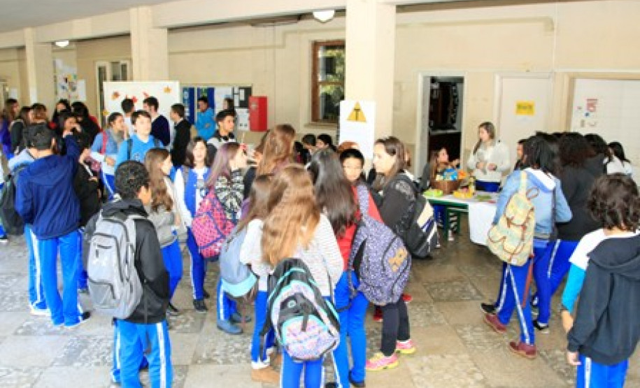 Mostra leva questões ambientais à comunidade escolar A mostra ambiental do Colégio Estadual do Paraná envolveu os cerca de cinco mil estudantes, professores e foi aberto à comunidade escolar. O objetivo foi fomentar discussões em torno do tema com foco nas soluções e na sustentabilidade.
