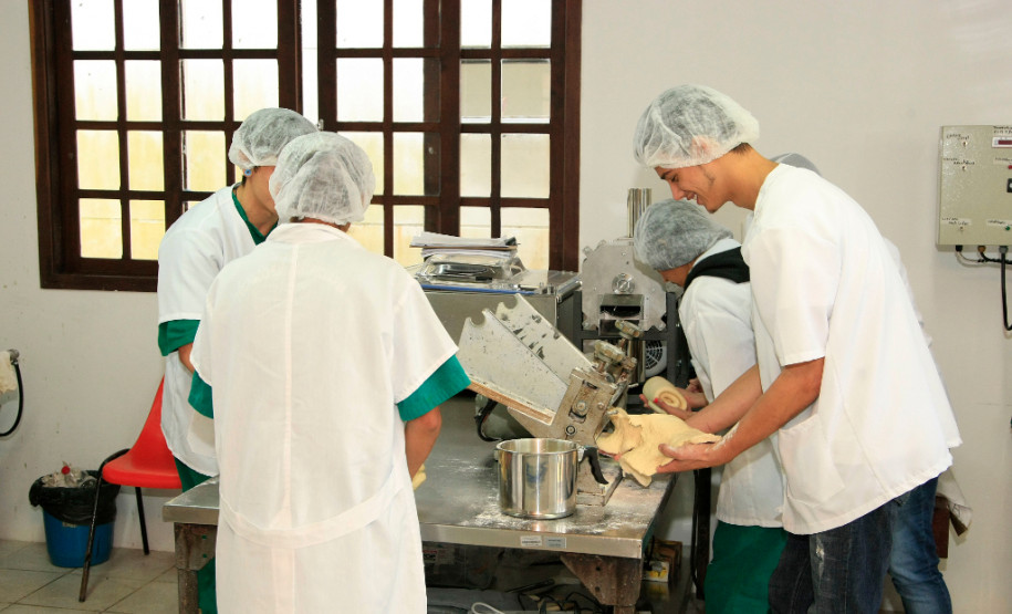 O Governo do Paraná depositou nesta quinta-feira (2) cerca de R$ 8 milhões na conta das escolas estaduais para que elas comprem material de expediente, limpeza e itens esportivos, entre outros, e também possam fazer pequenos reparos, pinturas e manutenção dos prédios