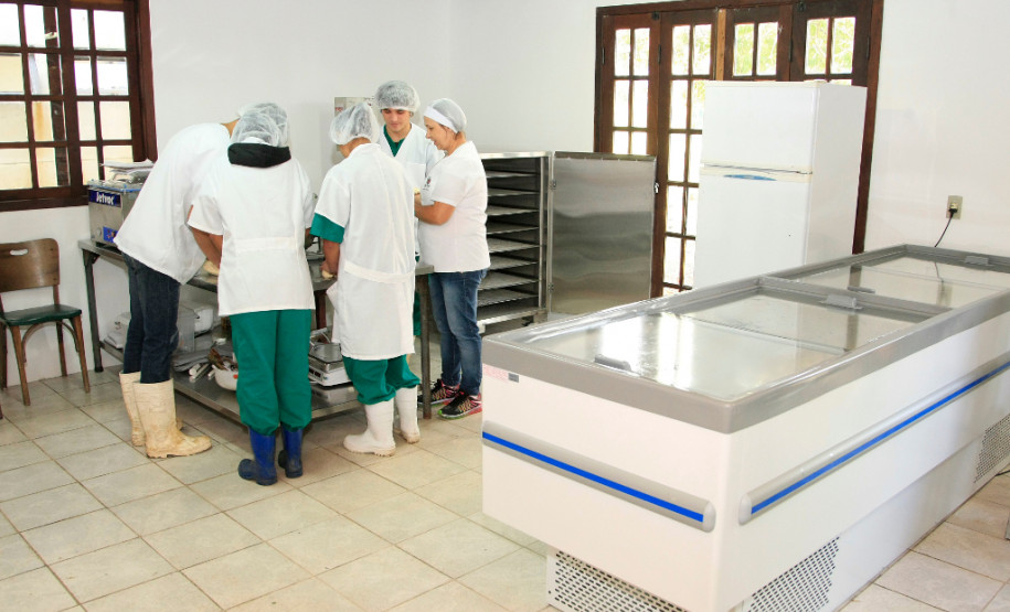 O Governo do Paraná depositou nesta quinta-feira (2) cerca de R$ 8 milhões na conta das escolas estaduais para que elas comprem material de expediente, limpeza e itens esportivos, entre outros, e também possam fazer pequenos reparos, pinturas e manutenção dos prédios