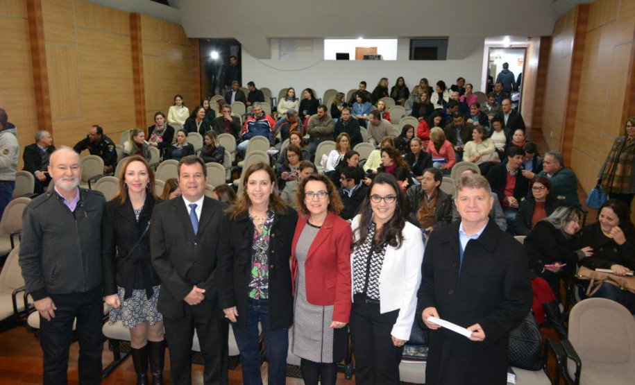 As ações do Projeto Criança e Adolescente Protegidos começaram em 20 municípios, garantindo a emissão da carteira de identidade a estudantes matriculados nas escolas públicas estaduais e municipais do Paraná. O projeto é desenvolvido pelo Governo do Paraná, por meio da Secretaria de Estado da Justiça, em parceria com o Tribunal de Justiça e secretarias de Estado. As ações serão feitas nas primeiras sextas-feiras de cada mês.