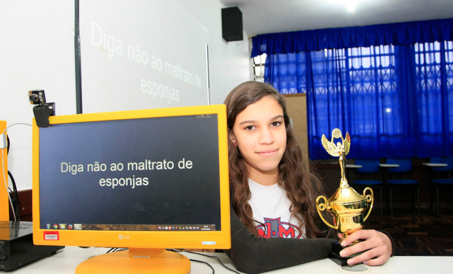 No Colégio Estadual Narciso Mendes, em Curitiba, as atividades resultaram no 1° Festival de Nanometragem. Foram produzidos 38 “nanofilmes”, curtas-metragens com duração de até 45 segundos, por 50 estudantes do 7° e 8° anos do ensino fundamental. Na foto a aluna Brigida Castilho.