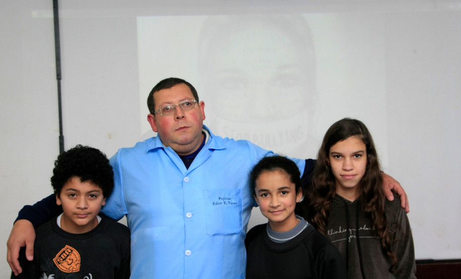 Secretaria de Estado da Educação do Paraná, Colégio Estadual Narciso Mendes no Xaxim, alunos produzem videos de 45 segundos, na foto o professor Edson Passos os alunos Wendel Streit e alunas Kevilin da Silva e Brigida Castilho. 06-06-16. Foto: Hedeson Alves