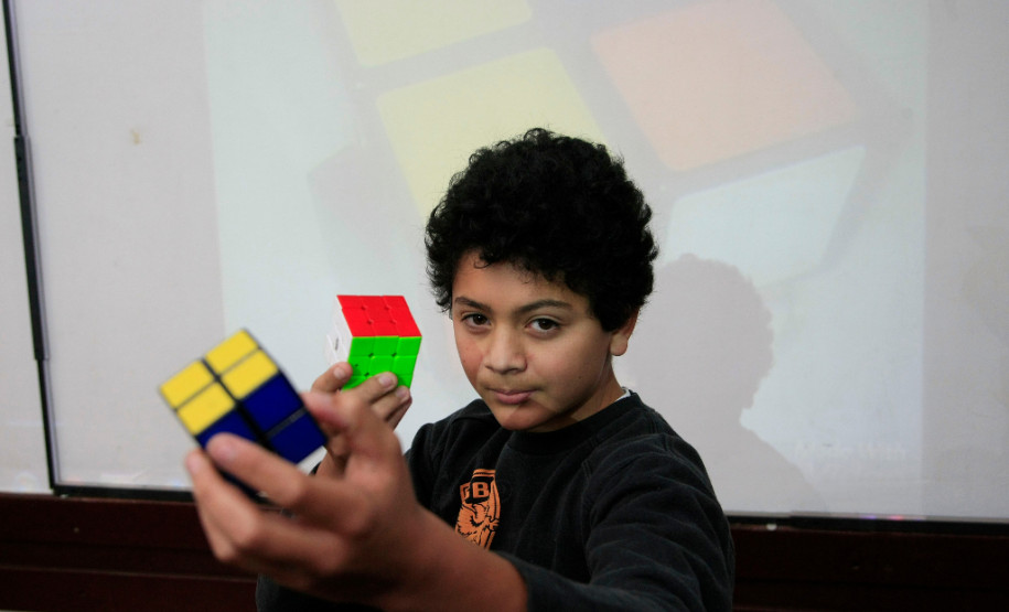 Wendel Streit, de 13 anos, do 8° ano, também aprovou a novidade. “Normalmente usamos apenas cadernos e lápis nas atividades, mas desta vez pudemos trabalhar com algo diferente, que envolveu internet e outras tecnologias”, contou Wendel, que produziu um “nanofilme” sobre a “magia” em volta do cubo mágico.