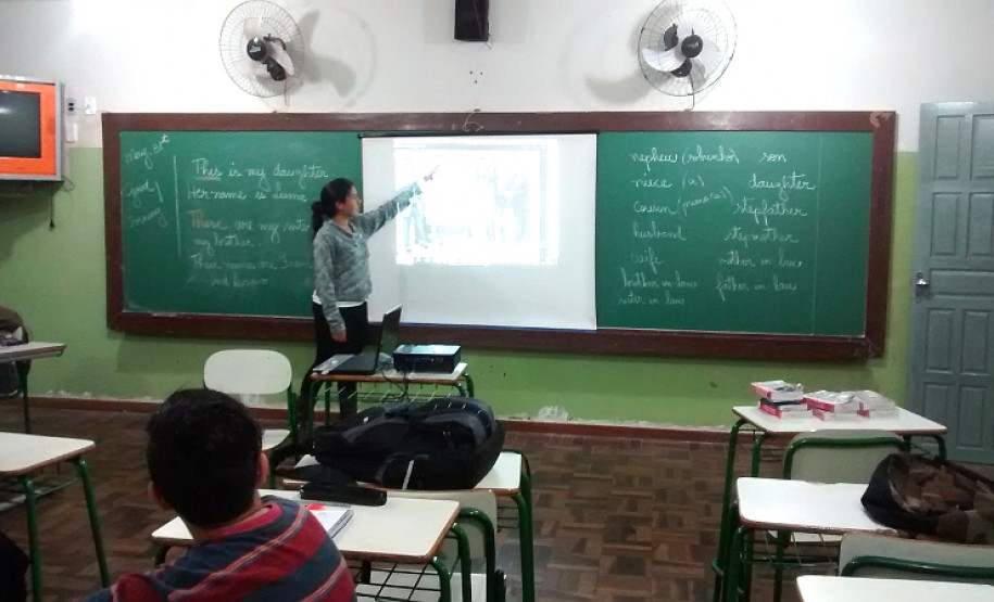 Em Londrina, no Norte do Estado, os estudantes que participam dos cursos do Centro de Línguas Estrangeiras e Modernas (Celem) no Colégio Estadual Benedita Rosa Rezende utilizaram aplicativos móveis para aulas de conversação e escrita em inglês. Cada estudante fez uma apresentação em inglês, conforme conteúdo previsto no curso.
