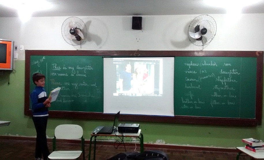 Em Londrina, no Norte do Estado, os estudantes que participam dos cursos do Centro de Línguas Estrangeiras e Modernas (Celem) no Colégio Estadual Benedita Rosa Rezende utilizaram aplicativos móveis para aulas de conversação e escrita em inglês. Cada estudante fez uma apresentação em inglês, conforme conteúdo previsto no curso.