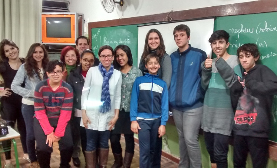 Em Londrina, no Norte do Estado, os estudantes que participam dos cursos do Centro de Línguas Estrangeiras e Modernas (Celem) no Colégio Estadual Benedita Rosa Rezende utilizaram aplicativos móveis para aulas de conversação e escrita em inglês. Cada estudante fez uma apresentação em inglês, conforme conteúdo previsto no curso.