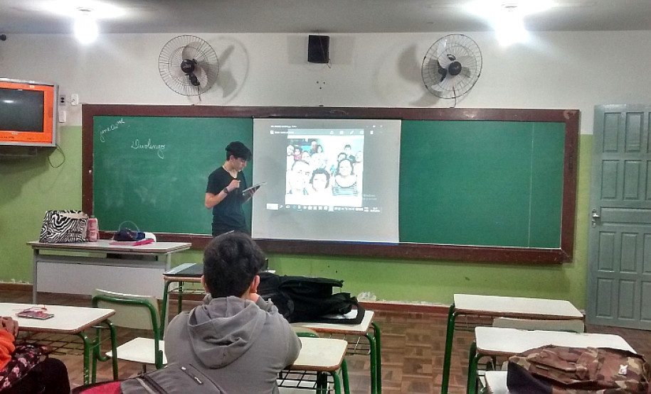 Em Londrina, no Norte do Estado, os estudantes que participam dos cursos do Centro de Línguas Estrangeiras e Modernas (Celem) no Colégio Estadual Benedita Rosa Rezende utilizaram aplicativos móveis para aulas de conversação e escrita em inglês. Cada estudante fez uma apresentação em inglês, conforme conteúdo previsto no curso.