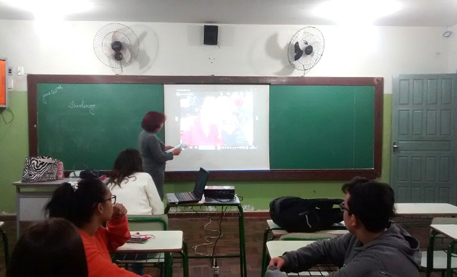 Em Londrina, no Norte do Estado, os estudantes que participam dos cursos do Centro de Línguas Estrangeiras e Modernas (Celem) no Colégio Estadual Benedita Rosa Rezende utilizaram aplicativos móveis para aulas de conversação e escrita em inglês. Cada estudante fez uma apresentação em inglês, conforme conteúdo previsto no curso.