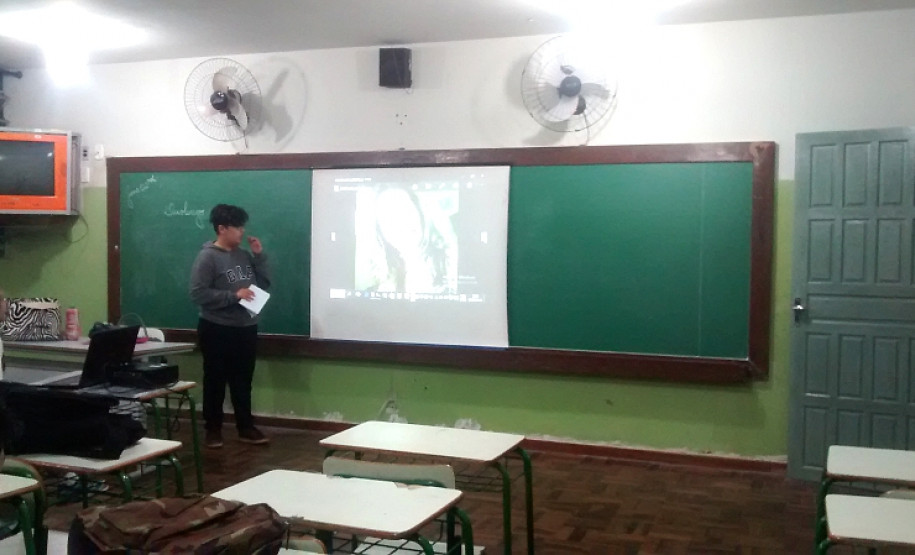 Em Londrina, no Norte do Estado, os estudantes que participam dos cursos do Centro de Línguas Estrangeiras e Modernas (Celem) no Colégio Estadual Benedita Rosa Rezende utilizaram aplicativos móveis para aulas de conversação e escrita em inglês. Cada estudante fez uma apresentação em inglês, conforme conteúdo previsto no curso.