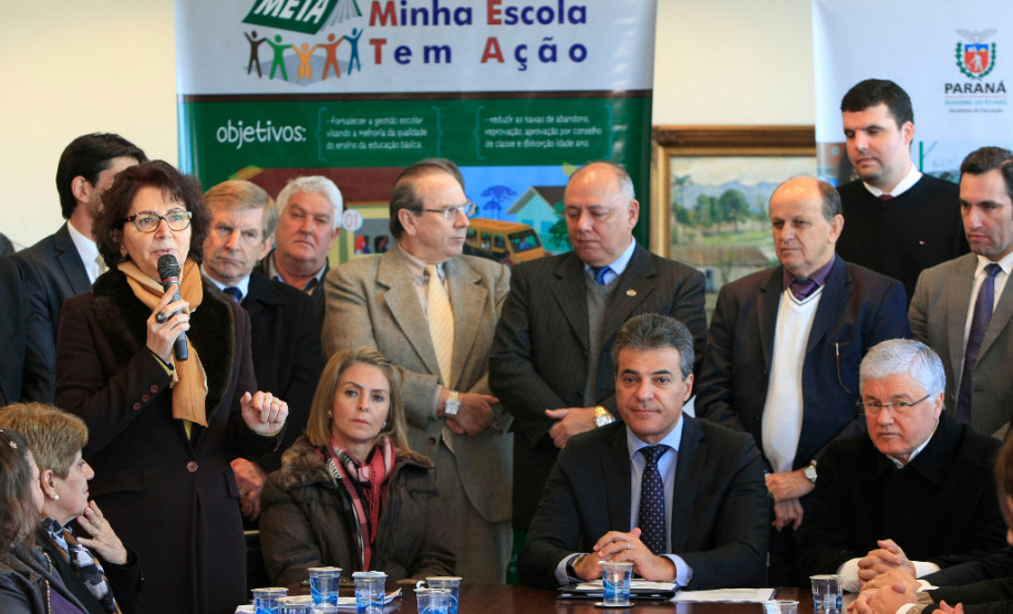 O governador Beto Richa entregou nesta quarta-feira (08) 21 novos veículos para os Núcleos Regionais de Educação (NREs) do Paraná. São as primeiras unidades de um lote de 32 carros que serão repassados aos NREs, de todas as regiões. Os Núcleos são a representação da Secretaria de Estado da Educação no interior e os novos carros darão mais agilidade e segurança às atividades de apoio ao trabalho das 2.100 escolas estaduais, que abrigam cerca de 1 milhão de alunos.