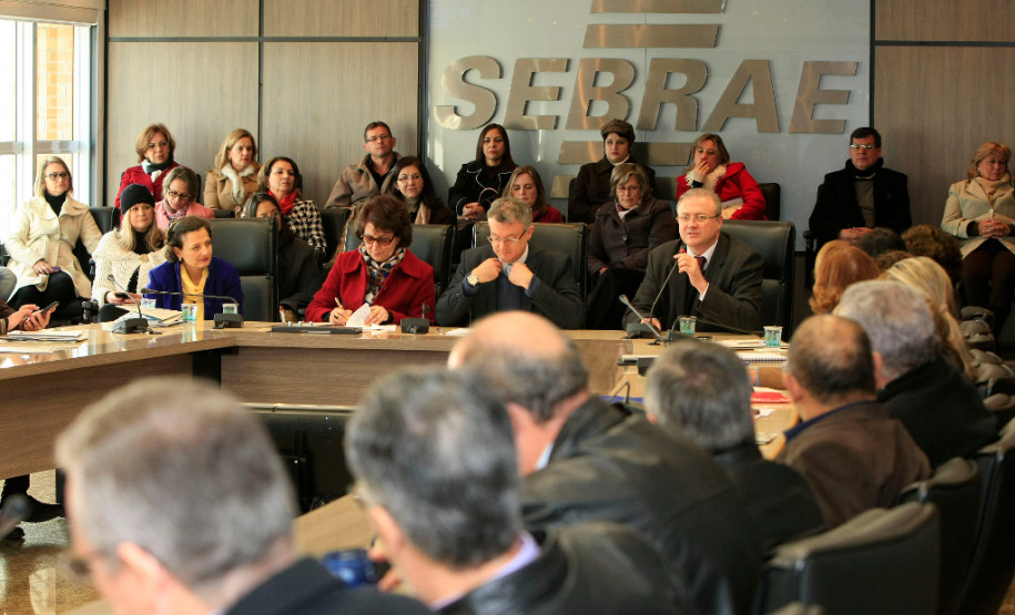 A Secretaria de Estado da Educação e o Sebrae/Paraná formalizaram nesta quinta-feira (9), em Curitiba, convênio para a oferta de cursos de educação empreendedora nas escolas estaduais