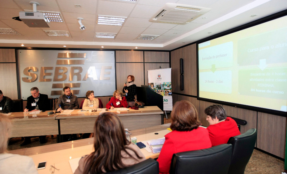 A Secretaria de Estado da Educação e o Sebrae/Paraná formalizaram nesta quinta-feira (9), em Curitiba, convênio para a oferta de cursos de educação empreendedora nas escolas estaduais