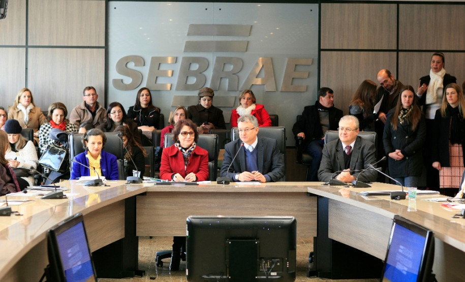 A Secretaria de Estado da Educação e o Sebrae/Paraná formalizaram nesta quinta-feira (9), em Curitiba, convênio para a oferta de cursos de educação empreendedora nas escolas estaduais