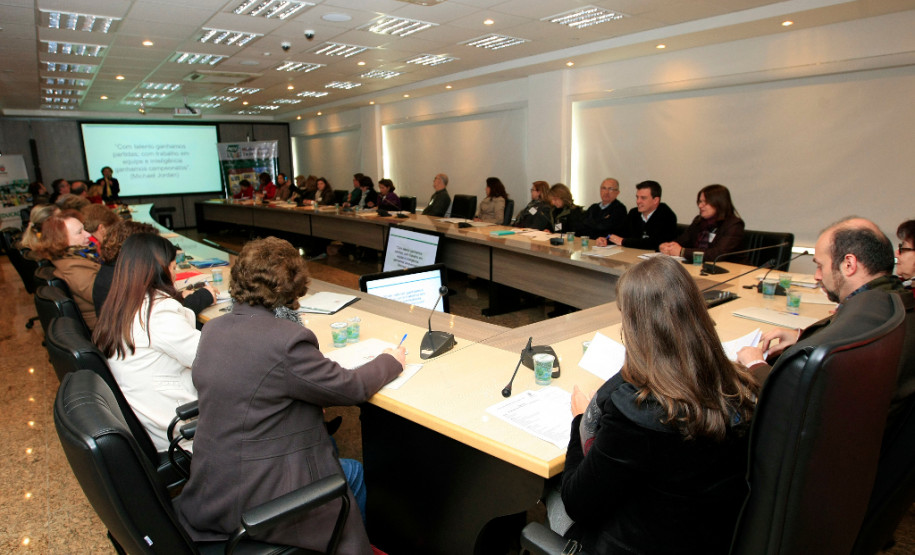 “A educação empreendedora trabalha com a organização, comunicação e fortalece a visão de futuro, isso tudo é fundamental para nossos estudantes”, disse a secretária estadual da Educação, professora Ana Seres. “Quanto mais cedo trabalharmos com a educação empreendedora em sala de aula, melhor será a formação para no futuro e na escolha profissional”, afirmou.