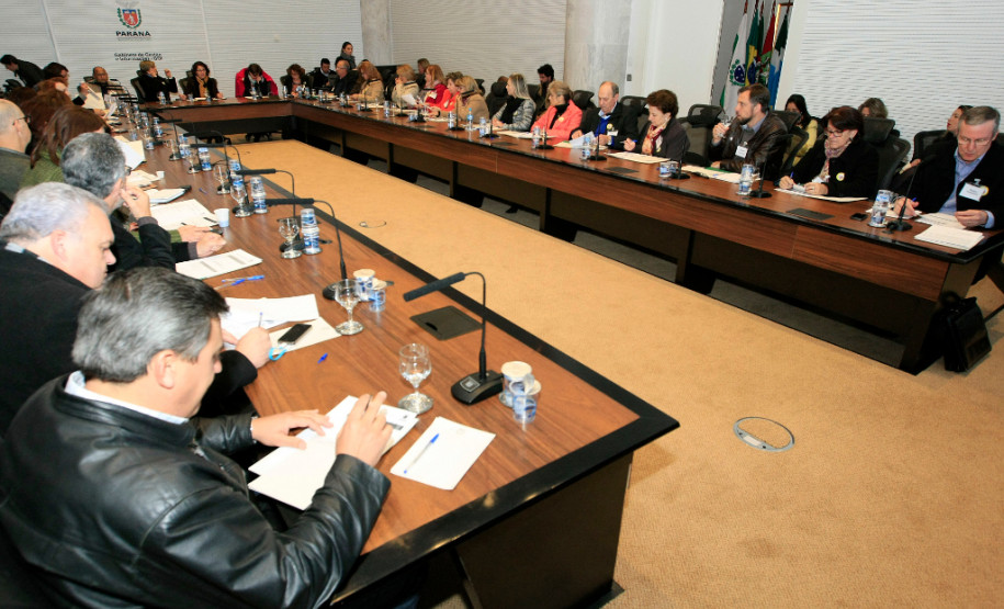 Na tarde de quarta-feira (8), a secretária Ana Seres fez uma reunião com os chefes de núcleos no Gabinete de Gestão de Informações do Palácio Iguaçu