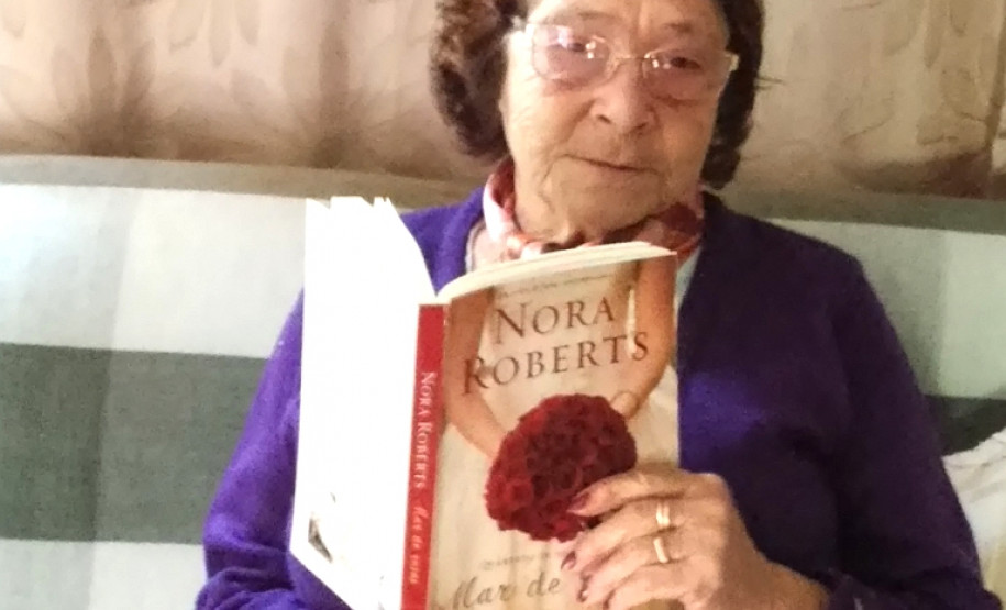 Outra frequentadora diária da biblioteca é a dona Terezinha de Jesus Cordeiro Bicudo, de 80 anos. Quando não pode ir até a escola, basta pegar o telefone e encomendar o livro e alguém leva o exemplar até ela. “A leitura para mim é vida”, diz. “Eu ajudo a escola e eles me ajudam.”