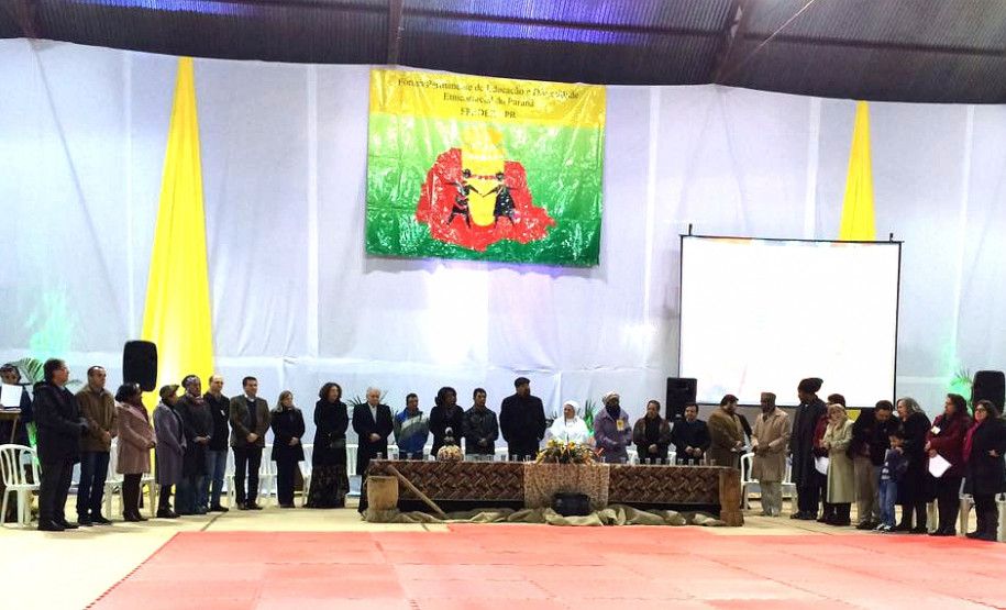 Cerca de 250 professores da rede estadual de ensino participam, até este sábado (11), em Palmas, do 13º Encontro do Fórum Permanente de Educação e Diversidade Étnico-racial do Paraná. O evento, com o tema “Negras, negros quilombolas e indígenas: a educação das relações étnico-raciais na perspectiva das leis 10.639/03 e 11.645/08”, foi aberto na quinta-feira, com a participação da secretária de Estado da Educação, professora Ana Seres.