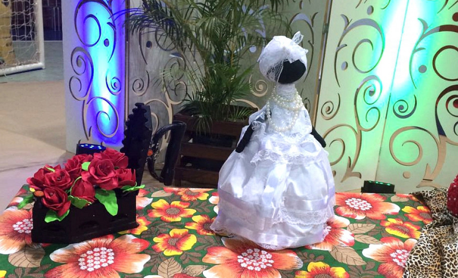 Cerca de 250 professores da rede estadual de ensino participam, até este sábado (11), em Palmas, do 13º Encontro do Fórum Permanente de Educação e Diversidade Étnico-racial do Paraná. O evento, com o tema “Negras, negros quilombolas e indígenas: a educação das relações étnico-raciais na perspectiva das leis 10.639/03 e 11.645/08”, foi aberto na quinta-feira, com a participação da secretária de Estado da Educação, professora Ana Seres.