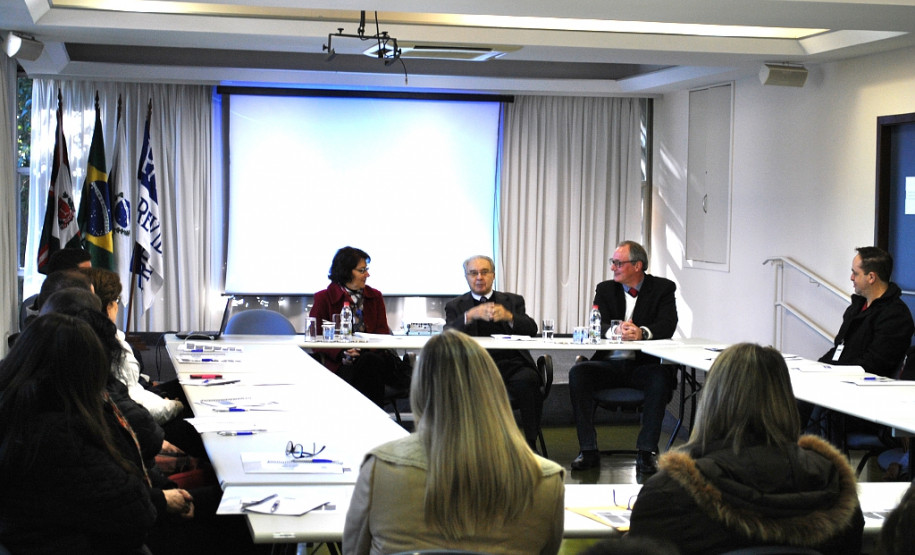 A Paranaprevidência iniciou nesta segunda-feira (13) o treinamento para os servidores da Secretaria de Estado da Educação que trabalham nos Núcleos Regionais da Educação (NREs). O treinamento segue até quarta-feira (15) e, nesta primeira turma, reúne 20 servidores que vão conhecer toda a estrutura da Paranaprevidência. Eles acompanharão a rotina de trabalho da Central de Atendimento, da Ouvidoria. Além disso, conhecerão o Palácio das Araucárias e a Casa Civil.