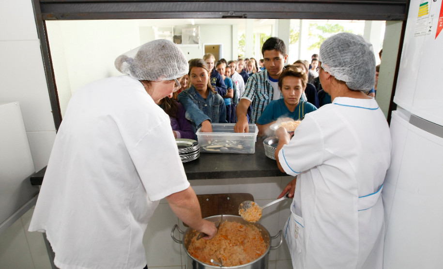 O Governo do Paraná, através da Secretaria de Estado da Educação, capacita de forma continuada as merendeiras e merendeiros da rede estadual de ensino. O curso Formação em Alimentação Escolar é ofertado gratuitamente na modalidade a distância e deve atender todos os profissionais que trabalham nas cozinhas das 2,1 mil escolas estaduais.