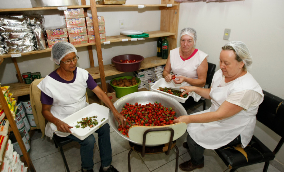 O Governo do Paraná, através da Secretaria de Estado da Educação, capacita de forma continuada as merendeiras e merendeiros da rede estadual de ensino. O curso Formação em Alimentação Escolar é ofertado gratuitamente na modalidade a distância e deve atender todos os profissionais que trabalham nas cozinhas das 2,1 mil escolas estaduais.
