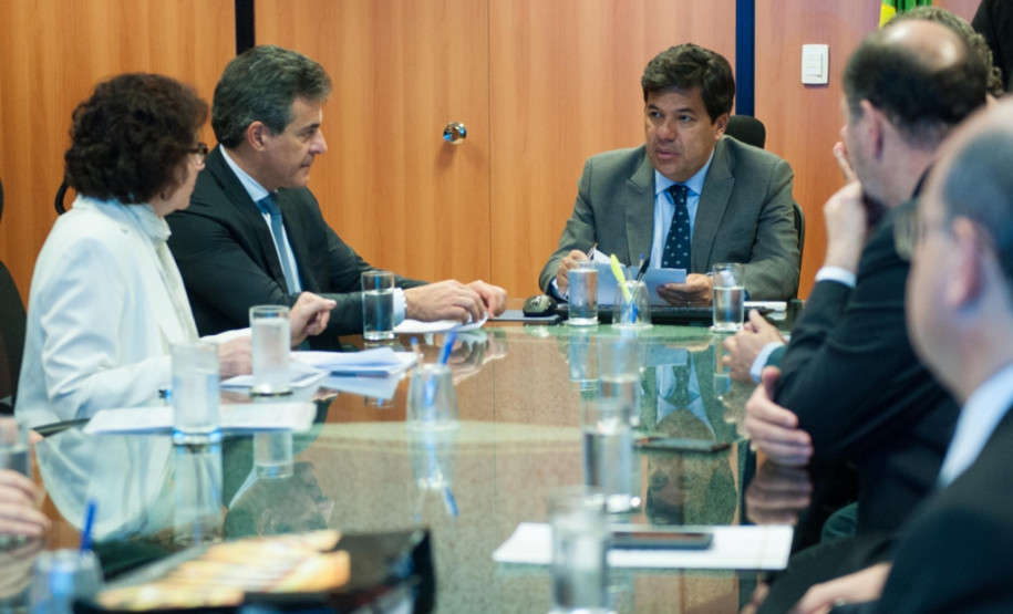 O Ministério da Educação vai repassar ao Paraná, já nos próximos dias, R$ 6 milhões, valor que será utilizado em obras nas escolas. Em julho devem ser repassados mais R$ 9 milhões, para o mesmo objetivo. Os recursos foram assegurados ao governador Beto Richa pelo ministro Mendonça Filho, durante audiência nesta quinta-feira (15), em Brasília. A secretária de Estado da Educação, Ana Seres, participou do encontro.