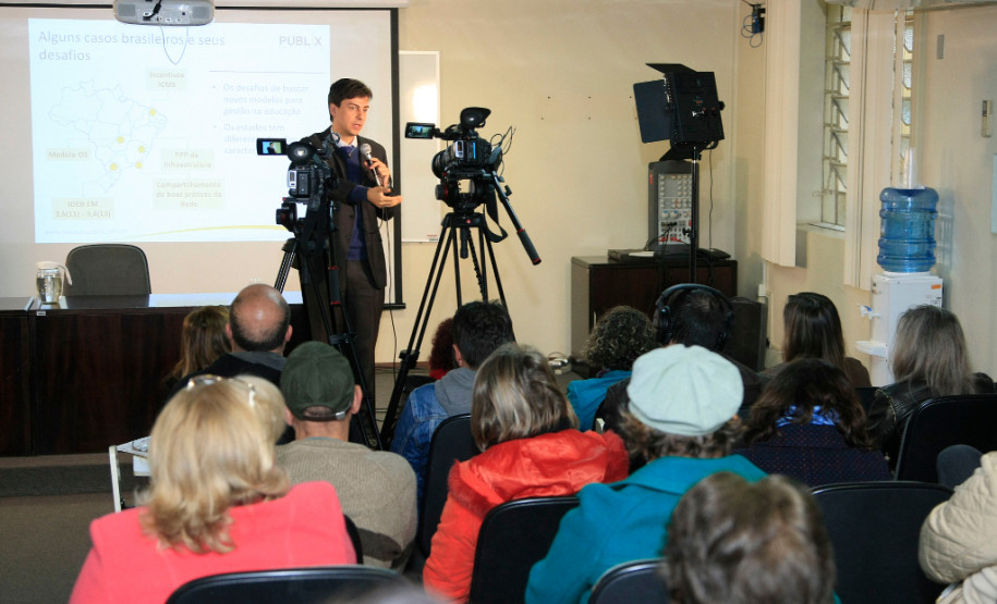 A Secretaria de Estado da Educação (SEED) iniciou nesta segunda-feira (20) a segunda etapa do curso de formação de gestão pública de resultado com as equipes técnicas que atuam na administração da pasta. A formação é integrada ao programa Gestão em Foco, que tem como objetivo a oferta de cursos e seminários temáticos aos profissionais da educação. Nessa etapa participam os chefes, coordenadores e assessores da SEED.