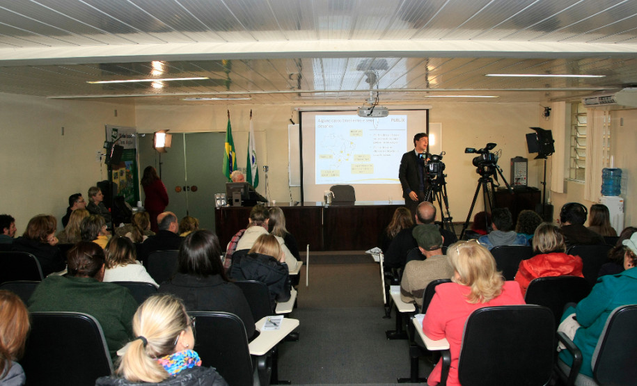 A Secretaria de Estado da Educação (SEED) iniciou nesta segunda-feira (20) a segunda etapa do curso de formação de gestão pública de resultado com as equipes técnicas que atuam na administração da pasta. A formação é integrada ao programa Gestão em Foco, que tem como objetivo a oferta de cursos e seminários temáticos aos profissionais da educação. Nessa etapa participam os chefes, coordenadores e assessores da SEED.