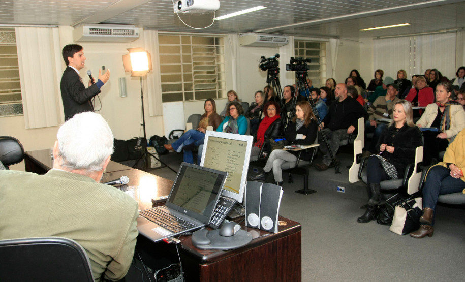 A Secretaria de Estado da Educação (SEED) iniciou nesta segunda-feira (20) a segunda etapa do curso de formação de gestão pública de resultado com as equipes técnicas que atuam na administração da pasta. A formação é integrada ao programa Gestão em Foco, que tem como objetivo a oferta de cursos e seminários temáticos aos profissionais da educação. Nessa etapa participam os chefes, coordenadores e assessores da SEED.