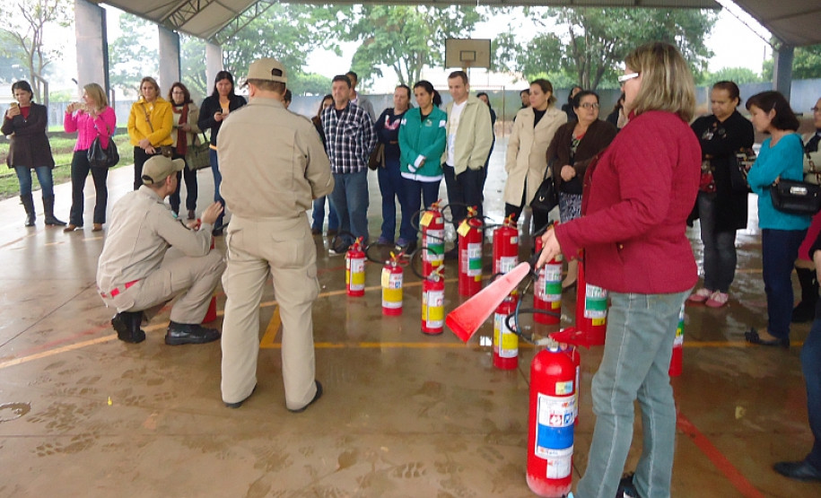 Núcleo Regional de Educação de Goioerê em parceria com o Corpo de Bombeiros realiza nos dias 1º de junho em Goioerê e dia 06 de junho em Ubiratã, a 6ª etapa de Capacitação de Brigadistas através do Programa Brigada Escolar – Defesa Civil na Escola.