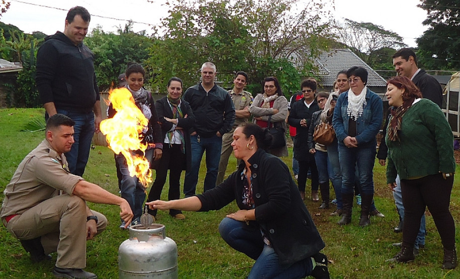 Núcleo Regional de Educação de Goioerê em parceria com o Corpo de Bombeiros realiza nos dias 1º de junho em Goioerê e dia 06 de junho em Ubiratã, a 6ª etapa de Capacitação de Brigadistas através do Programa Brigada Escolar – Defesa Civil na Escola.