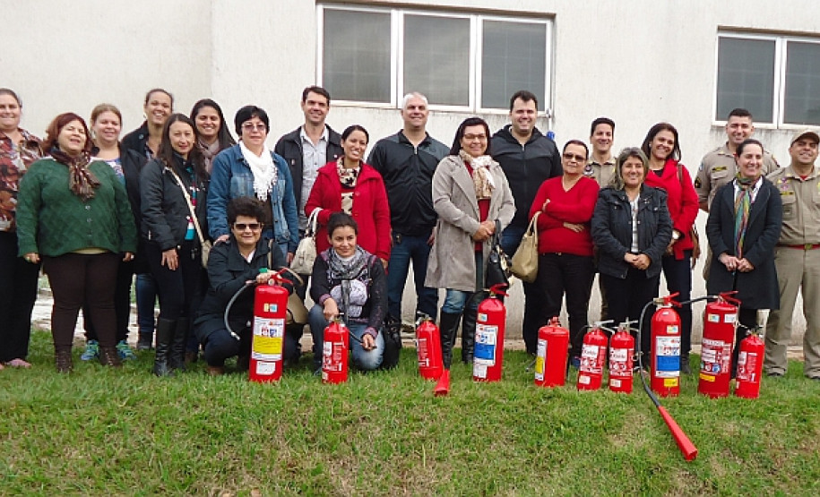 Núcleo Regional de Educação de Goioerê em parceria com o Corpo de Bombeiros realiza nos dias 1º de junho em Goioerê e dia 06 de junho em Ubiratã, a 6ª etapa de Capacitação de Brigadistas através do Programa Brigada Escolar – Defesa Civil na Escola.