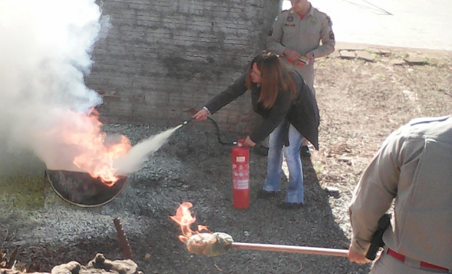 Treinamento do programa Brigadas Escolares - Defesa Civil na Escola realizado no Colégio Estadual Guilherme de Almeida e Colégio Estadual Humberto de Campos, do Núcleo Regional de Educação (NRE) de Francisco Beltrão.
