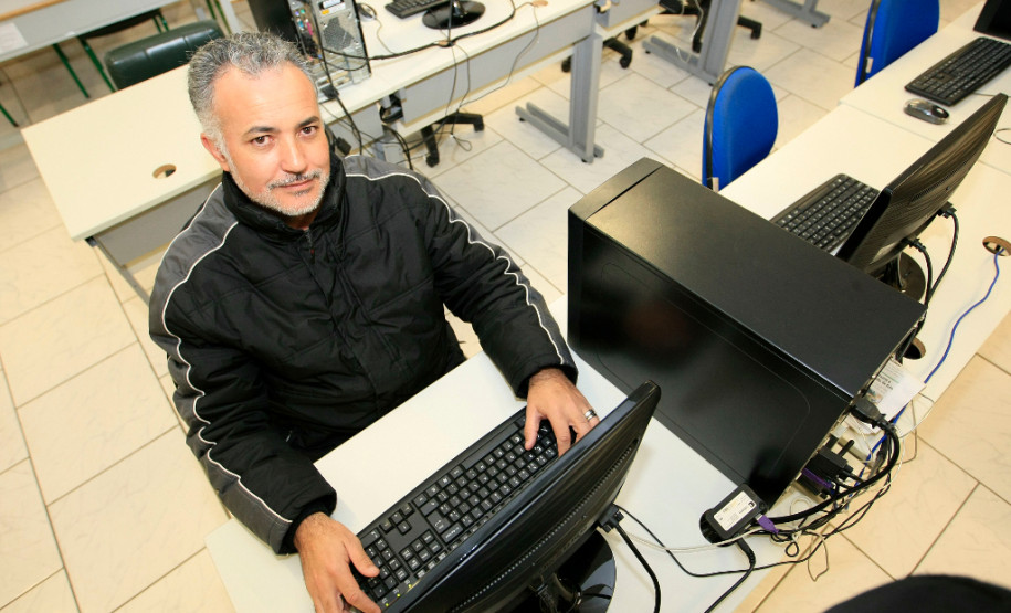 Formação técnica gratuita garante novas oportunidades A formação técnica foi responsável por uma transformação pessoal e profissional na vida do professor Sergio Luiz da Silveira. Depois de 10 anos trabalhando como pintor automotivo, Sergio decidiu retomar os estudos junto com a qualificação profissional. “Sempre que passava na frente da escola via a faixa com a oferta do curso. Foi quando coloquei na minha cabeça que iria fazer o técnico em informática porque queria algo melhor para mim e minha família”, contou Silveira.