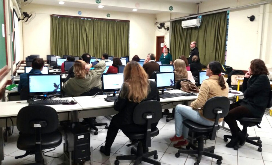 Aproximadamente 4,3 mil profissionais estaduais da educação participam do curso de formação continuada para novas tecnologias educacionais. A capacitação, que inclui oficinas e temas como segurança na internet, recursos em nuvem digital e recursos digitais, tem como objetivo levar novos conhecimentos e ferramentas para serem aplicadas em práticas educacionais contemporâneas.