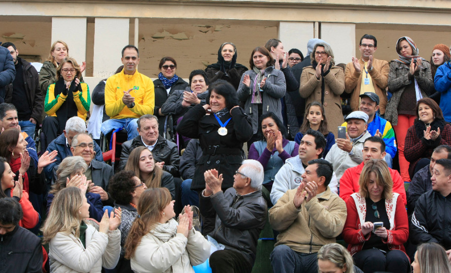 O Colégio Estadual do Paraná celebrou nesta quinta-feira (23), em sua pista de atletismo, o Dia Olímpico Mundial. Diversas atividades foram promovidas para marcar a data – homenagens a ex-atletas, paratletas, professores aposentados e antigos alunos, além de apresentações de ginástica rítmica, atletismo e o acendimento simbólico da tocha olímpica. O evento integra o calendário de comemorações dos 170 anos de existência da instituição.