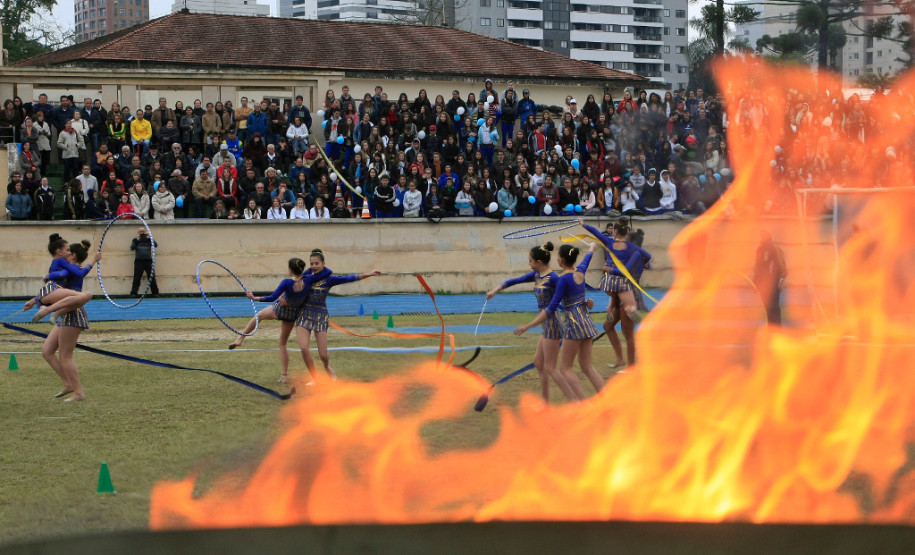 O Colégio Estadual do Paraná celebrou nesta quinta-feira (23), em sua pista de atletismo, o Dia Olímpico Mundial. Diversas atividades foram promovidas para marcar a data – homenagens a ex-atletas, paratletas, professores aposentados e antigos alunos, além de apresentações de ginástica rítmica, atletismo e o acendimento simbólico da tocha olímpica. O evento integra o calendário de comemorações dos 170 anos de existência da instituição.