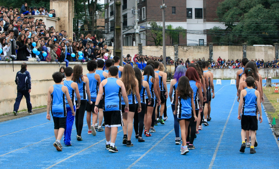 O Colégio Estadual do Paraná celebrou nesta quinta-feira (23), em sua pista de atletismo, o Dia Olímpico Mundial. Diversas atividades foram promovidas para marcar a data – homenagens a ex-atletas, paratletas, professores aposentados e antigos alunos, além de apresentações de ginástica rítmica, atletismo e o acendimento simbólico da tocha olímpica. O evento integra o calendário de comemorações dos 170 anos de existência da instituição.
