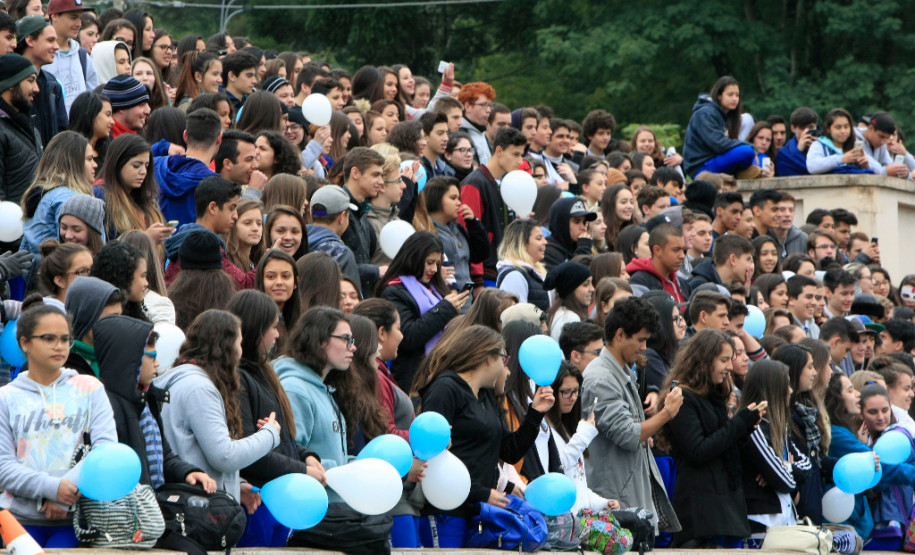 O Colégio Estadual do Paraná celebrou nesta quinta-feira (23), em sua pista de atletismo, o Dia Olímpico Mundial. Diversas atividades foram promovidas para marcar a data – homenagens a ex-atletas, paratletas, professores aposentados e antigos alunos, além de apresentações de ginástica rítmica, atletismo e o acendimento simbólico da tocha olímpica. O evento integra o calendário de comemorações dos 170 anos de existência da instituição.