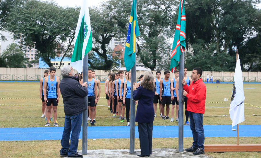 O Colégio Estadual do Paraná celebrou nesta quinta-feira (23), em sua pista de atletismo, o Dia Olímpico Mundial. Diversas atividades foram promovidas para marcar a data – homenagens a ex-atletas, paratletas, professores aposentados e antigos alunos, além de apresentações de ginástica rítmica, atletismo e o acendimento simbólico da tocha olímpica. O evento integra o calendário de comemorações dos 170 anos de existência da instituição.