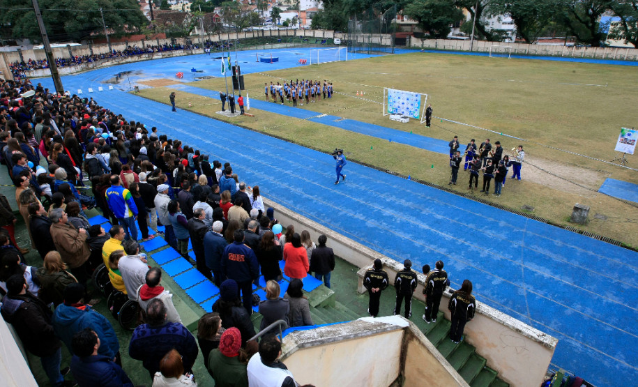 O Colégio Estadual do Paraná celebrou nesta quinta-feira (23), em sua pista de atletismo, o Dia Olímpico Mundial. Diversas atividades foram promovidas para marcar a data – homenagens a ex-atletas, paratletas, professores aposentados e antigos alunos, além de apresentações de ginástica rítmica, atletismo e o acendimento simbólico da tocha olímpica. O evento integra o calendário de comemorações dos 170 anos de existência da instituição.
